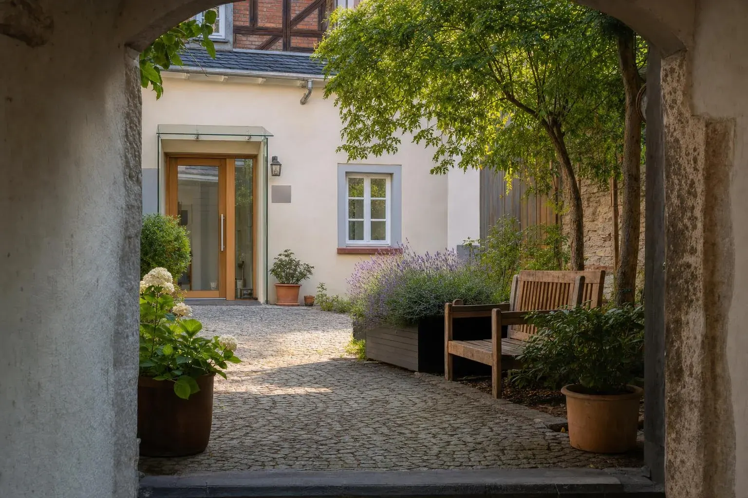 Innenhof mit Blick auf den ebenerdigen Praxiseingang